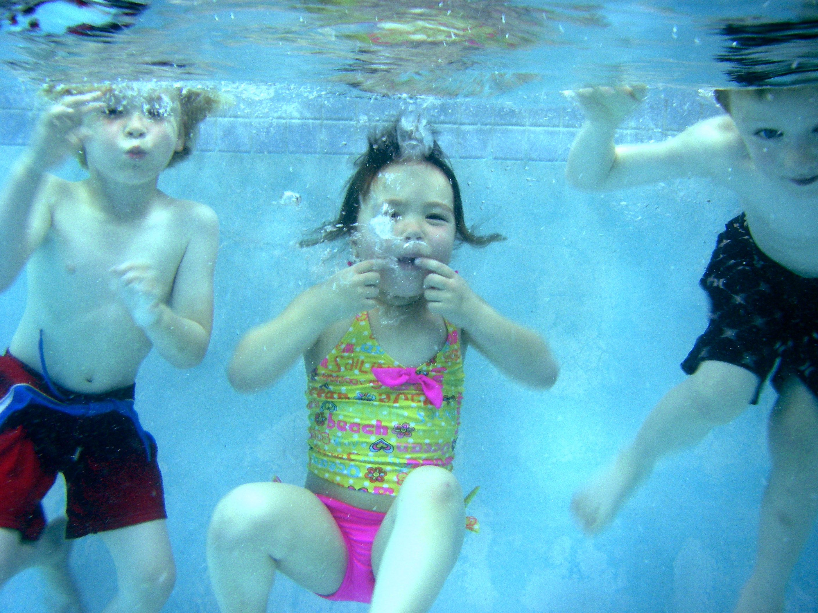 underwaterwebpics/coreysaraunderwater.jpg